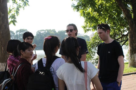 Giới trẻ"hóng chuyện", học tiếng Anh miễn phí ở Hồ Gươm